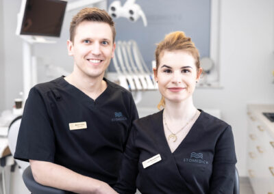 Stomatolodzy kliniki stomatologicznej Stomedica w Kołobrzegu - na zdjęciu dr Mateusz Dziekan oraz dr Laura Waszczuk-Dziekan